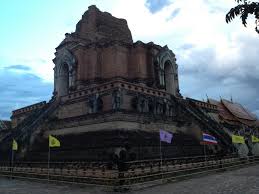 Ruiny chedi świątyni Wat Chedi Luang w Chiang Mai