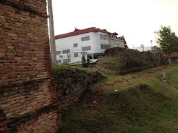 Pozostałości fortyfikacji w pobliżu Chang Phuak