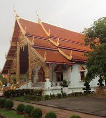 Widok na wiharę Luang od strony centralnej chedi