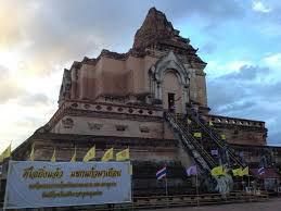 Pozostałości centralnej chedi Wat Chedi Luang