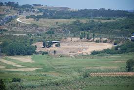 Widok z miasta na oddalone o około 1 kilometr pozostałości rzymskiego miasta Eburobrittium - prawdopodobnie pierwotną lokalizację Óbidos