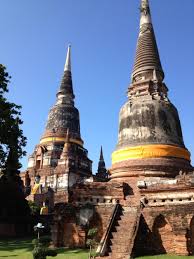 Dwie chedi Wat Yai Chai Mongkhon - na drugim planie główna