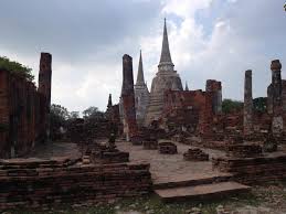 Pozostałości Wat Phra Sri Sanphet - zrujnowana wihara, w tle główne chedi świątyni