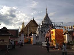 Lamphun - wejście do kompleksu świątynnego Wat Phra That Hariphunchai