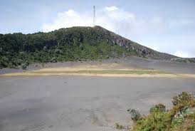 Teren w okolicy kraterów pokryty charakterystycznym materiałem skalnym - pozostałościami po erupcjach wulkanu